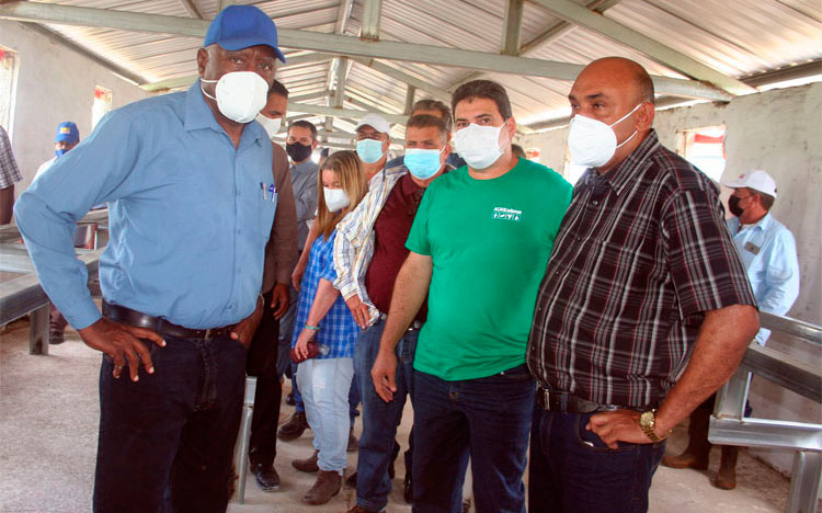 Alberto López Dí­az, Gobernador de Villa Clara (derecha), explicó en Cayo Bejuco, particularidades de los módulos pecuarios. (Foto: Luis Machado Ordetx)