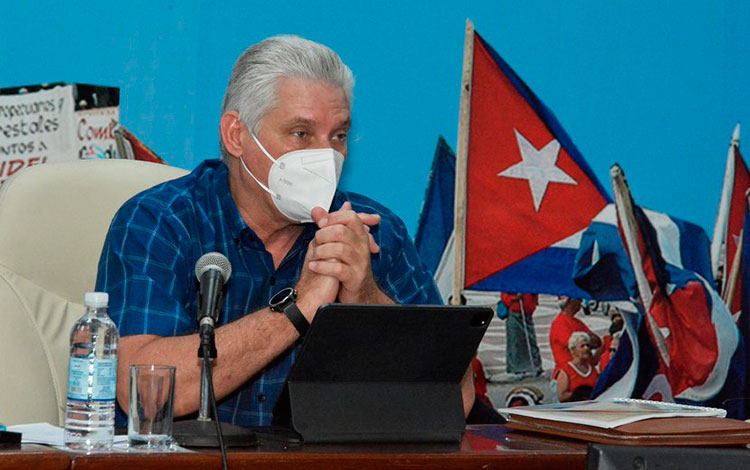 Presidente de Cuba, Miguel Díaz-Canel, en reunión de análisis del enfrentamiento a la COVID-19 en Villa Clara.