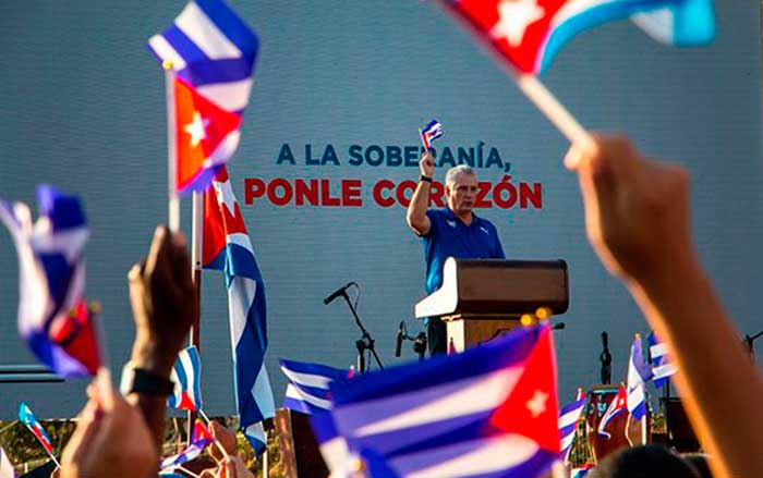 Presidente de Cuba, Miguel Díaz-Canel, habla a los habaneros reunidos el 17 de julio de 2021 en La Piragua. Presidente de Cuba, Miguel Díaz-Canel, habla a los habaneros reunidos el 17 de julio de 2021 en La Piragua.