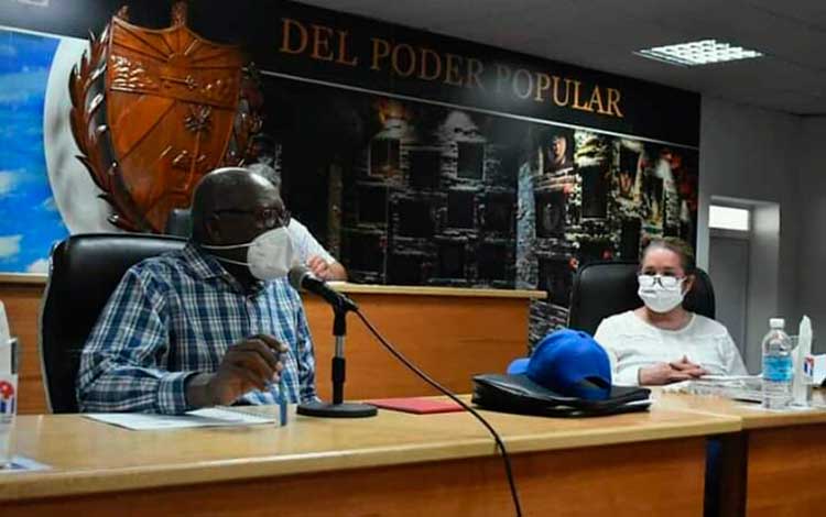 Vicepresidente de Cuba, Salvador Valdés Mesa, intercambia con campesinos de Villa Clara.