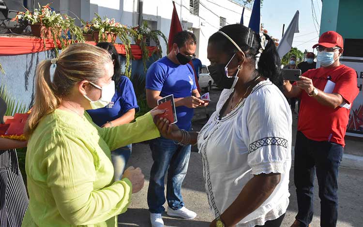 Entrega del carné a militantes del Partido y la Unión de Jóvenes Comunistas. Entrega del carné a militantes del Partido y la Unión de Jóvenes Comunistas.
