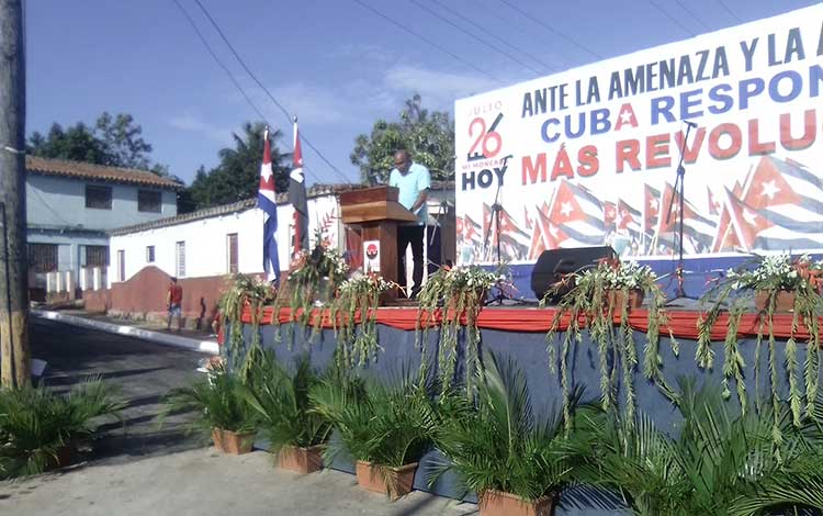 Gobernador de Villa Clara, Alberto López Díaz, pronuncia palabras centrales del acto provincial por el 26 de Julio. Gobernador de Villa Clara, Alberto López Díaz, pronuncia palabras centrales del acto provincial por el 26 de Julio.