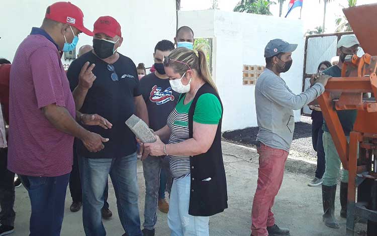Recorrido por fábrica de ladrillos ecológicos.