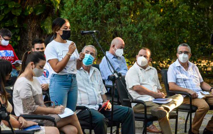 Una estudiante del Instituto de Relaciones Internacionales Raúl Roa Garcí­a interviene en el encuentro con el presidente cubano, Miguel Dí­az-Canel Bermúdez.