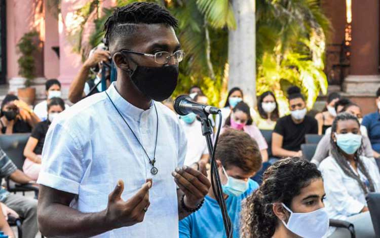 Un estudiante del Instituto de Relaciones Internacionales Raúl Roa Garcí­a interviene en el encuentro con el presidente cubano, Miguel Dí­az-Canel Bermúdez.
