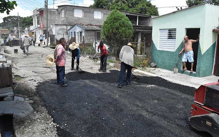 Trabajos de reparación en una de las calles del barrio Condado, de Santa Clara. Trabajos de reparación en una de las calles del barrio Condado, de Santa Clara.