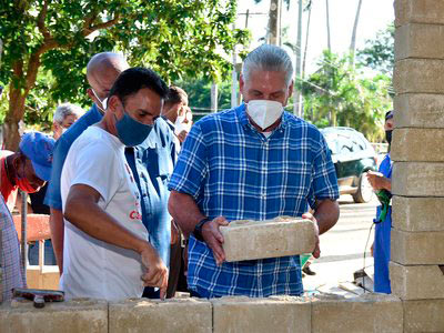 El presidente cubano aprecias las construcciones que se ejecutan en barrio del municipio capitalino de La Lisa. (Foto: Estudios Revolución)