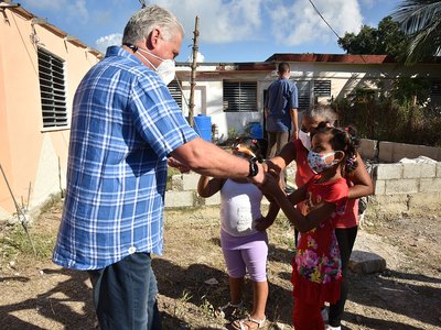 Presidente de Cuba, Miguel Dí­az-Canel, conversa con niños de la comunidad Libertad en el municipio capitalino de La Lisa.