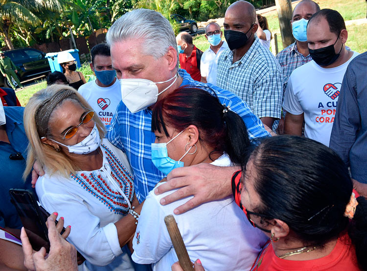 Presidente de Cuba, Miguel Dí­az-Canel, conversa con residentes en un barrio del municipio capitalino de La Lisa.