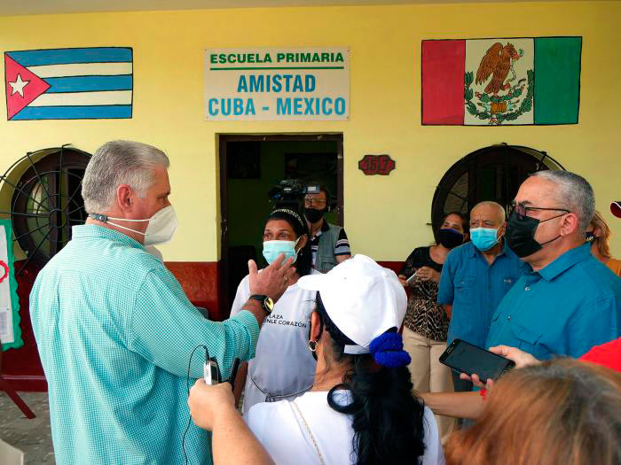 Presidente de la República de Cuba, Miguel Díaz-Canel Bermúdez, visita una escuela. Presidente de la República de Cuba, Miguel Díaz-Canel Bermúdez, visita una escuela.