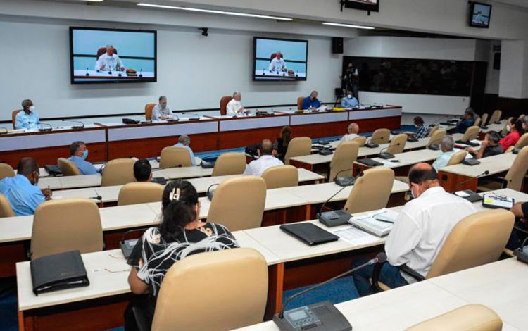 Presidente Miguel Díaz-Canel dialoga con empresarios cubanos.