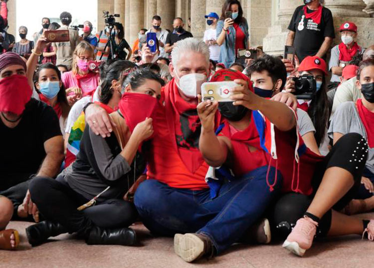  El Presidente Miguel Díaz-Canel Bermúdez junto a los jóvenes cubanos. Foto: Tomada del Facebook de Yaima Puig 