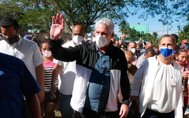 Presidente de Cuba, Miguel Díaz-Canel Bermúdez, saluda a vecinos del barrio Condado, de Santa Clara.