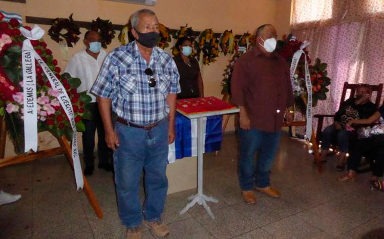 Ofrendas florales de Raúl y Díaz-Canel presidieron sentido adiós a la combatiente