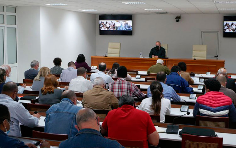 Primer ministro, Manuel Marrero Cruz, preside reunión de análisis sobre las transformaciones iniciadas en comunidades y barrios de Cuba.