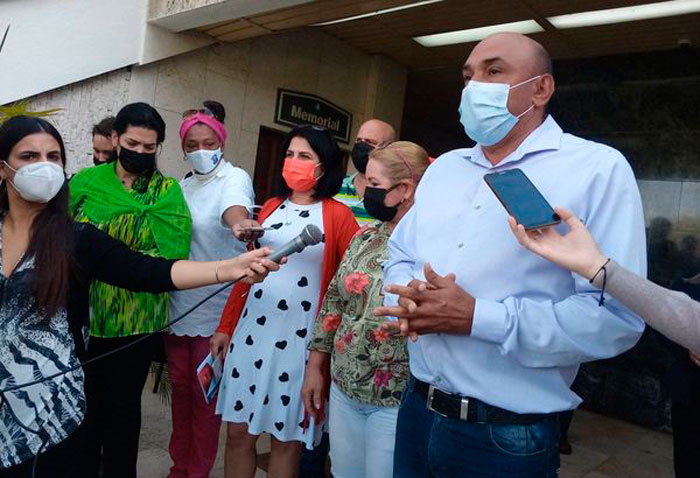 Alberto López Díaz, gobernador de Villa Clara, da la bienvenida a los visitantes. Alberto López Díaz, gobernador de Villa Clara, da la bienvenida a los visitantes.
