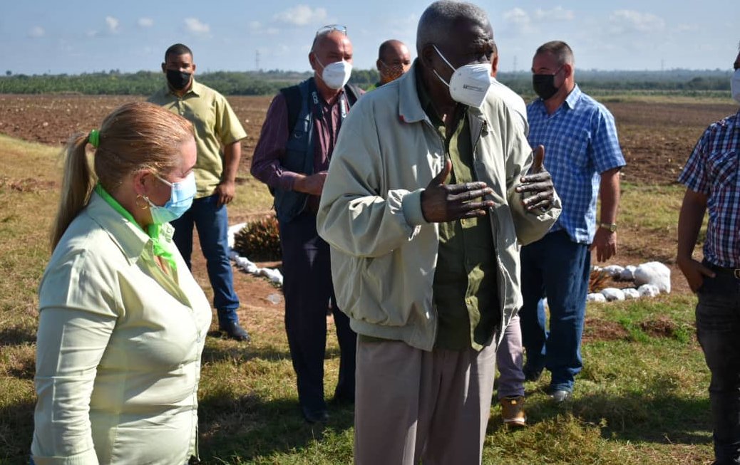 Presidente del Parlamento cubano, Esteban Lazo Hernández, recorre áreas de la Empresa Agropecuaria Valle del Yabú, en Santa Clara, Villa Clara. Presidente del Parlamento cubano, Esteban Lazo Hernández, recorre áreas de la Empresa Agropecuaria Valle del Yabú, en Santa Clara, Villa Clara.