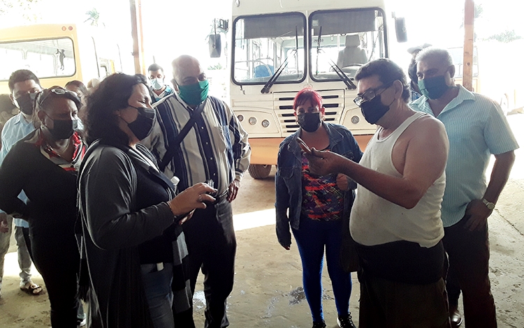 En la base de ómnibus de Santo Domingo, la diputada Marta Emilia Marín conversó con los trabajadores, quienes expusieron varias problemáticas que afectan su desempeño, como la falta de herramientas y equipos, la ausencia de baterías y la obsolescencia de buena parte de los vehículos, entre otras. (Foto: Francisnet Díaz Rondón)