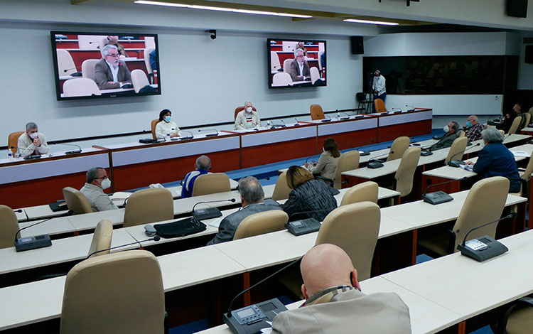 Presidente cubano, Miguel Díaz-Canel, y expertos de la Academia de Ciencias. Presidente cubano, Miguel Díaz-Canel, y expertos de la Academia de Ciencias.