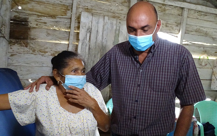 Gobernador de Villa Clara, Alberto López Díaz, conversa con una vecina de la comunidad de Jorobada, en Manicaragua. Gobernador de Villa Clara, Alberto López Díaz, conversa con una vecina de la comunidad de Jorobada, en Manicaragua.