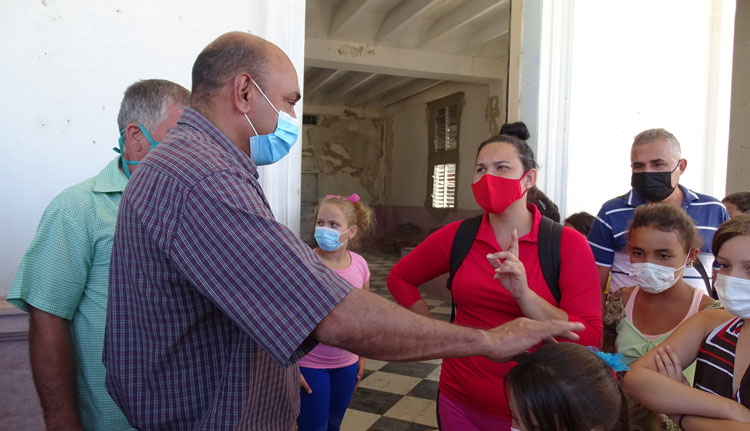 Gobernador de Villa Clara dialoga con vecinos de la comunidad de Jorobada, en Manicaragua. Gobernador de Villa Clara dialoga con vecinos de la comunidad de Jorobada, en Manicaragua.