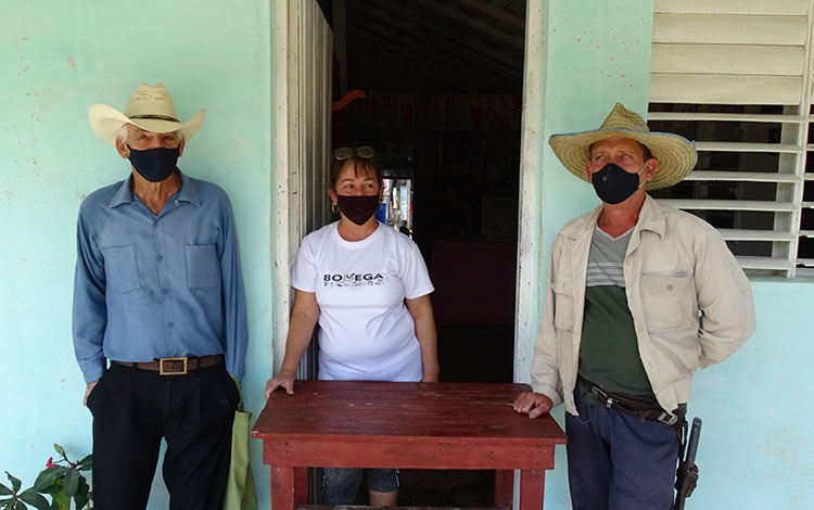 Pobladores de Jorobada prestan sus viviendas para brindar los servicios de las instalaciones en reparación. Pobladores de Jorobada prestan sus viviendas para brindar los servicios de las instalaciones en reparación.