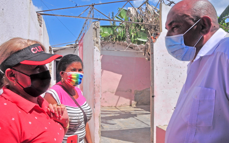 Odalys Rodríguez, directora de la Empresa Constructora del Centro, dialoga a pie de obra con el gobernador de Villa Clara, Alberto López Díaz. Odalys Rodríguez, directora de la Empresa Constructora del Centro, dialoga a pie de obra con el gobernador de Villa Clara, Alberto López Díaz.