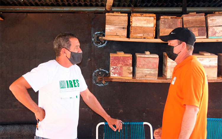 El Coordinador general del proyecto IRES y Mariano Quintero Almeida (derecha) intercambian puntos de vista. El Coordinador general del proyecto IRES y Mariano Quintero Almeida (derecha) intercambian puntos de vista.