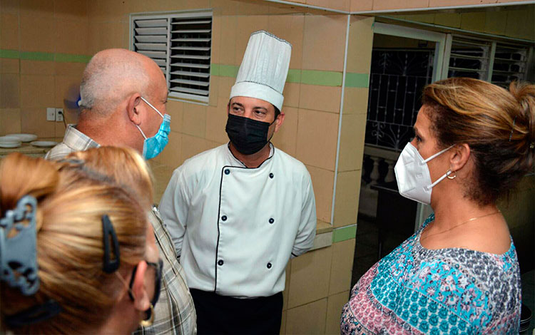 El vice primer ministro Jorge Luis Tapia Fonseca dialoga con los trabajadores de la cocina del complejo gastronómico Vista Hermosa, de Santa Clara. El vice primer ministro Jorge Luis Tapia Fonseca dialoga con los trabajadores de la cocina del complejo gastronómico Vista Hermosa, de Santa Clara.