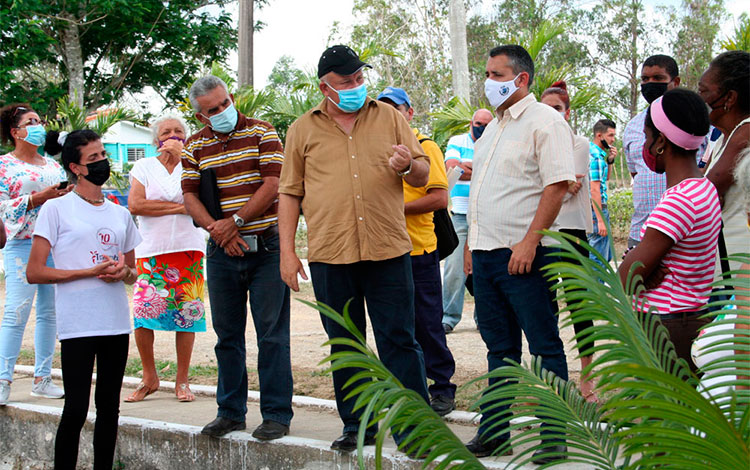 Vice primer ministro Jorge Luis Tapia intercambia con habitantes de la comunidad vulnerable Roberto Rodrí­guez, en Placetas.