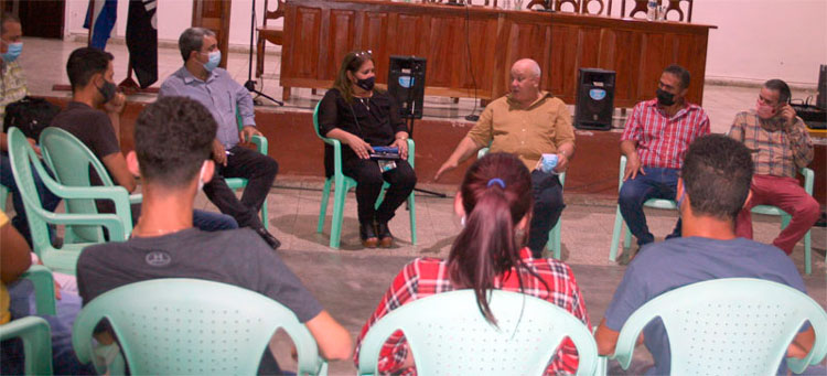 Vice primer ministro Jorge Luis Tapia sostiene encuentro con estudiantes de carreras agropecuarias.