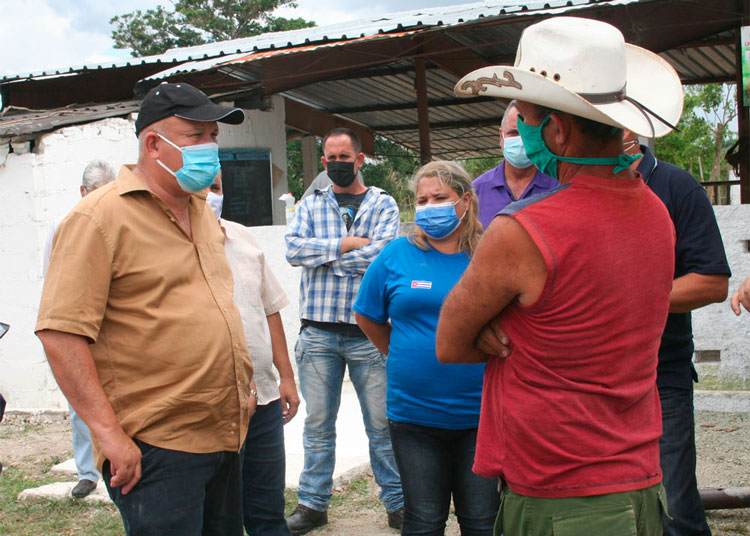 Vice primer ministro Jorge Luis Tapia Fonseca dialoga con productores ganaderos.