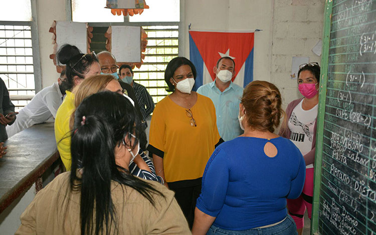 Vice primera ministra Inés María Chapman sostiene diálogo en la bodega de la comunidad Larrondo, en Cifuentes. Vice primera ministra Inés María Chapman sostiene diálogo en la bodega de la comunidad Larrondo, en Cifuentes.