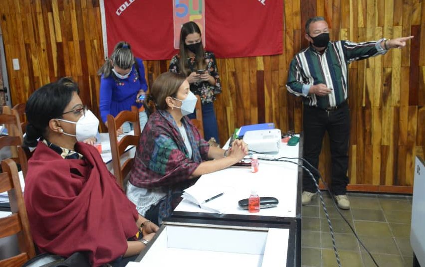 Inés María Chapman escucha al director de la Estación Experimental Agroforestal de Jibacoa, Ciro Sánchez Esmoris.. Inés María Chapman escucha al director de la Estación Experimental Agroforestal de Jibacoa, Ciro Sánchez Esmoris..
