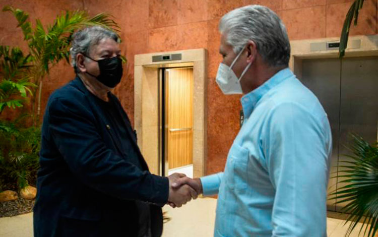 Presidente cubano, Miguel Díaz-Canel Bermúdez, y el intelectual mexicano Fernando Buen Abad Domínguez.