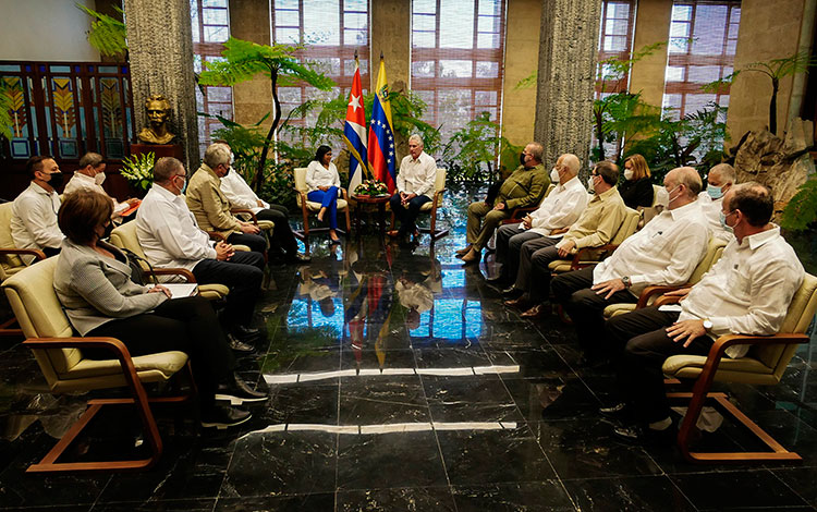 Delegaciones de Cuba y Venezuela, durante el encuentro entre el presidente cubano, Miguel Dí­az-Canel, y la vicepresidenta ejecutiva de Venezuela, Delcy Rodrí­guez