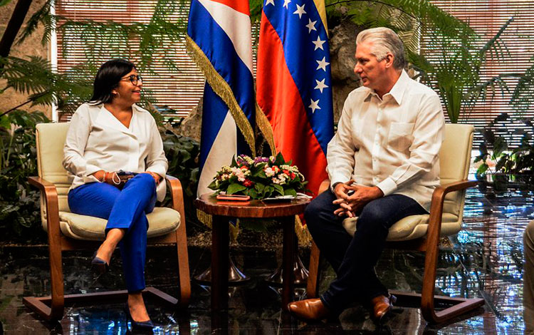 Presidente de Cuba. Miguel Díaz-Canel, conversa en La Habana con la vicepresidenta ejecutiva de Venezuela, Delcy Rodríques.
