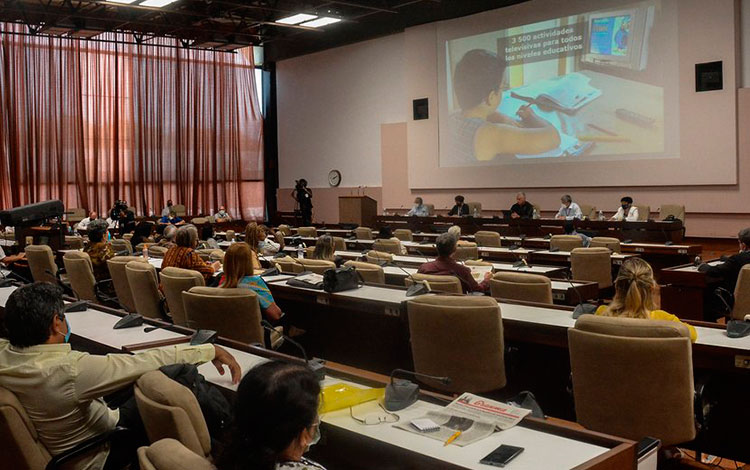 la Comisión de Educación, Cultura, Ciencia, Tecnología y Medio Ambiente del Parlamento Cubano.