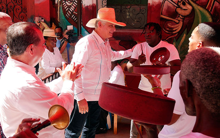 Presidente cubano, Miguel Díaz-Canel Bermúdez, conversa con músicos populares que participan en el Festival del Caribe, en Santiago de Cuba.. Presidente cubano, Miguel Díaz-Canel Bermúdez, conversa con músicos populares que participan en el Festival del Caribe, en Santiago de Cuba..