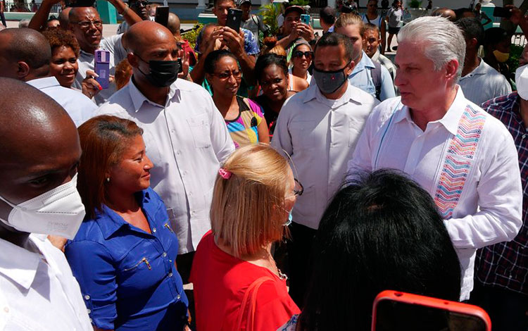 Presidente de Cuba, Miguel Díaz-Canel, durante su visita a Santiago de Cuba.