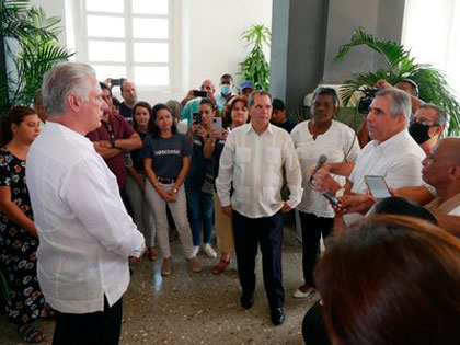 Presidente cubano, Miguel Díaz-Canel Bermúdez, dialoga con científicos de BioCubafama que visitaban el cementerio de Santa Ifigenia, en Santiago de Cuba. Presidente cubano, Miguel Díaz-Canel Bermúdez, dialoga con científicos de BioCubafama que visitaban el cementerio de Santa Ifigenia, en Santiago de Cuba.