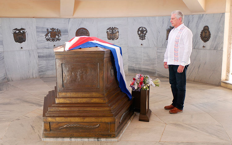 Presidente cubano, Miguel Díaz-Canel Bermúdez, rinde tributo al Héroe Nacional de Cuba en el cementerio de Santa Ifigenia, en Santiago de Cuba. Presidente cubano, Miguel Díaz-Canel Bermúdez, rinde tributo al Héroe Nacional de Cuba en el cementerio de Santa Ifigenia, en Santiago de Cuba.