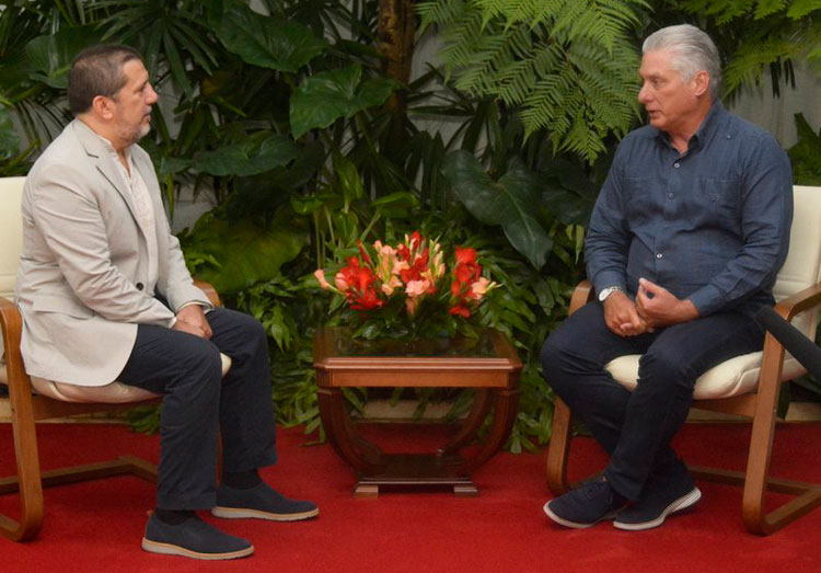 Miguel Díaz-Canel, presidente de Cuba, y Marco Papacci, presidente de la Asociación Nacional de Amistad Italia-Cuba. 
