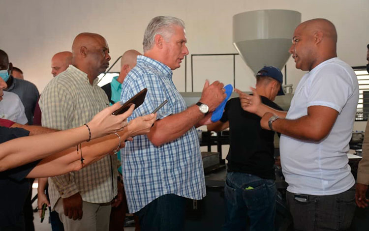 Presidente cubano, Miguel Díaz-Canel Bermúdez, dialoga con integrantes de la mypime Jire-Ebenezer, de producción de calzado, en Camajuaní.. Presidente cubano, Miguel Díaz-Canel Bermúdez, dialoga con integrantes de la mypime Jire-Ebenezer, de producción de calzado, en Camajuaní..