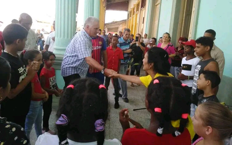 Presidente de Cuba, Miguel Díaz-Canel Bermúdez, intercambia con pobladores del consejo popular de Vueltas, en Camajuaní. Presidente de Cuba, Miguel Díaz-Canel Bermúdez, intercambia con pobladores del consejo popular de Vueltas, en Camajuaní.