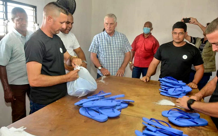 Presidente cubano, Miguel Díaz-Canel Bermúdez, aprecia producción de chancletas en la mypime Jireh-Ebenezer, de Camajuaní, Villa Clara.. Presidente cubano, Miguel Díaz-Canel Bermúdez, aprecia producción de chancletas en la mypime Jireh-Ebenezer, de Camajuaní, Villa Clara..