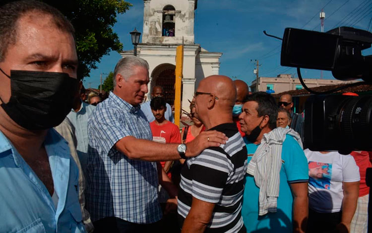 Presidente cubano, Miguel Díaz-Canel Bermúdez, recorre comunidad de Vueltas, en Camajuaní. Presidente cubano, Miguel Díaz-Canel Bermúdez, recorre comunidad de Vueltas, en Camajuaní.