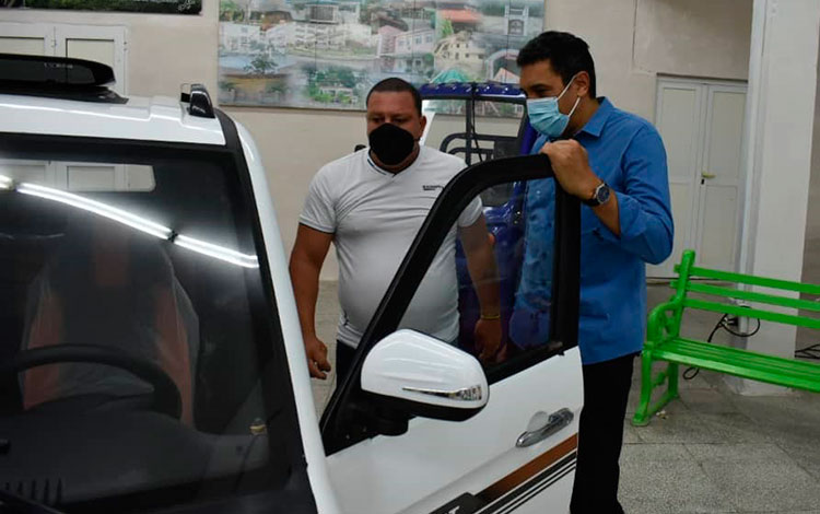 Eduardo Rodríguez Dávila, ministro de Transporte, recorre la muestra. Eduardo Rodríguez Dávila, ministro de Transporte, recorre la muestra.