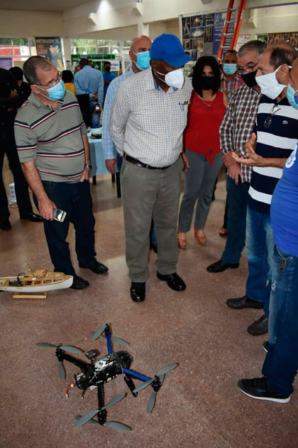 Vicepresidente de Cuba, Salvador Valdés Mesa, aprecia resultados de la robótica de la Universidad Central «Marta Abreu » de Las Villas. Vicepresidente de Cuba, Salvador Valdés Mesa, aprecia resultados de la robótica de la Universidad Central «Marta Abreu » de Las Villas.