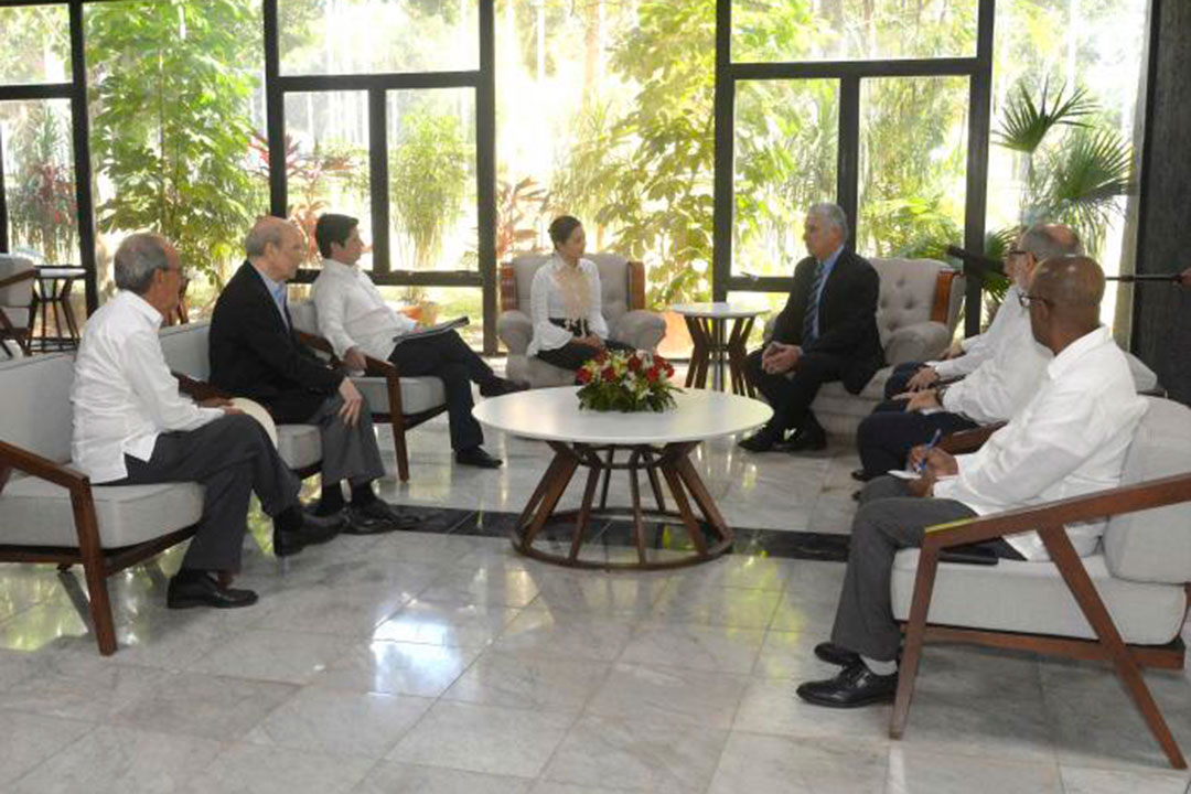 Canciller de Panamá, Janaina Tewaney Mencomo, y presidente cubano, Miguel Díaz-Canel Bermúdez, y delegaciones acompañantes.